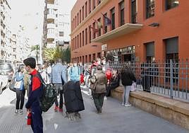Alumnos del instituto Ramón Arcas a la salida de clase, en una imagen de archivo.