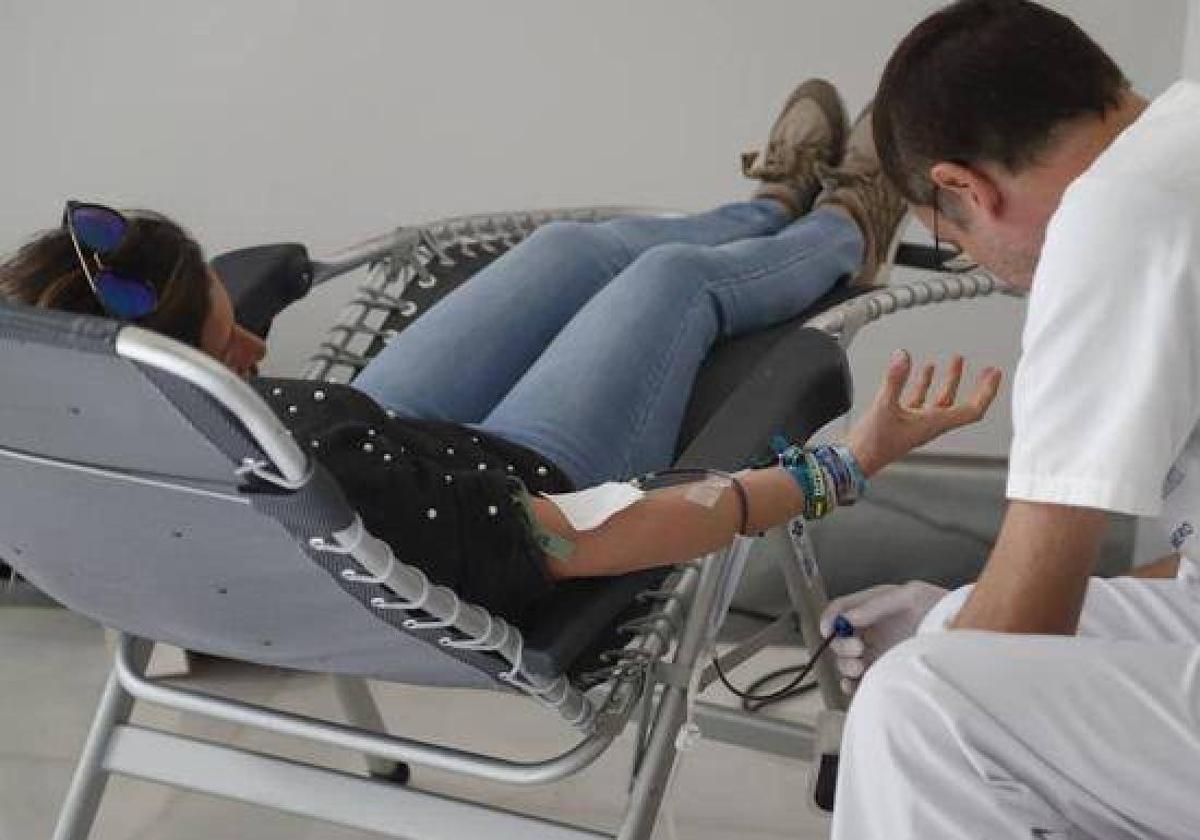 Una mujer dona sangre en una campaña en la Región de Murcia, en una imagen de archivo.