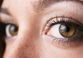 La peligrosa recomendación de una tiktoker que asegura que la orina puede «curar» la miopía y el astigmatismo