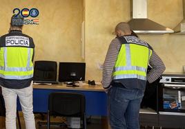 Dos agentes de la Policía Nacional en la operación que terminó con cuatro personas detenidas.