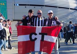 Pencho Angosto, en el medio, con su bandera de la provincia marítima en el estadio Carlos Belmonte antes del Albacete-Cartagena de esta temporada.
