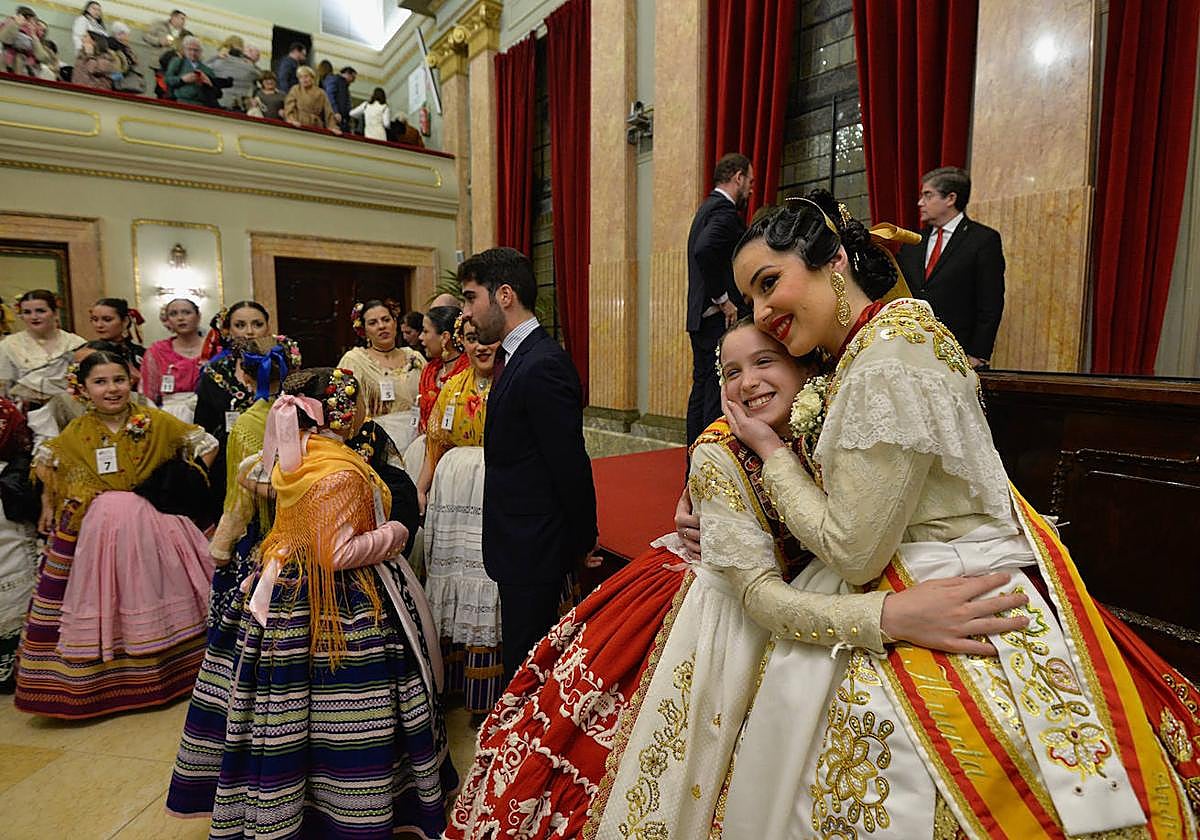 La recepción en el Ayuntamiento a las candidatas a Reina de la Huerta, en imágenes