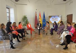 El presidente López Miras y la consejera Conchita Ruiz, reunidos con representantes de organizaciones empresariales femeninas.