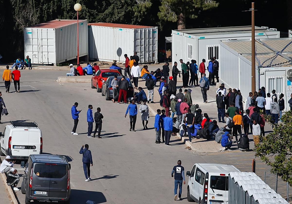 Inmigrantes en una de las explanadas del campamento, ubicado en las instalaciones del antiguo hospital Naval.