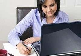 Una mujer dirige su empresa en una imagen de archivo.