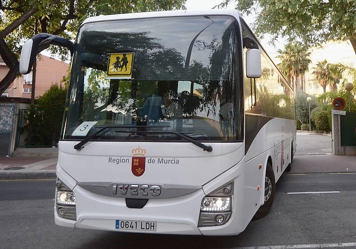 Un autobús de transporte escolar en Espinardo.
