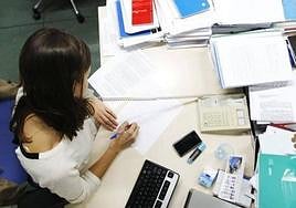 Una mujer trabaja en una oficina.