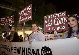 Tres chicas sostienen pancartas durante la manifestación del 8M en Murcia el pasado año.