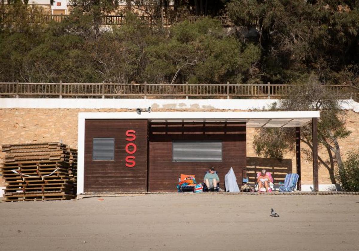 Caseta de socorrismo instalada en La Caleta de Cabo Roig.