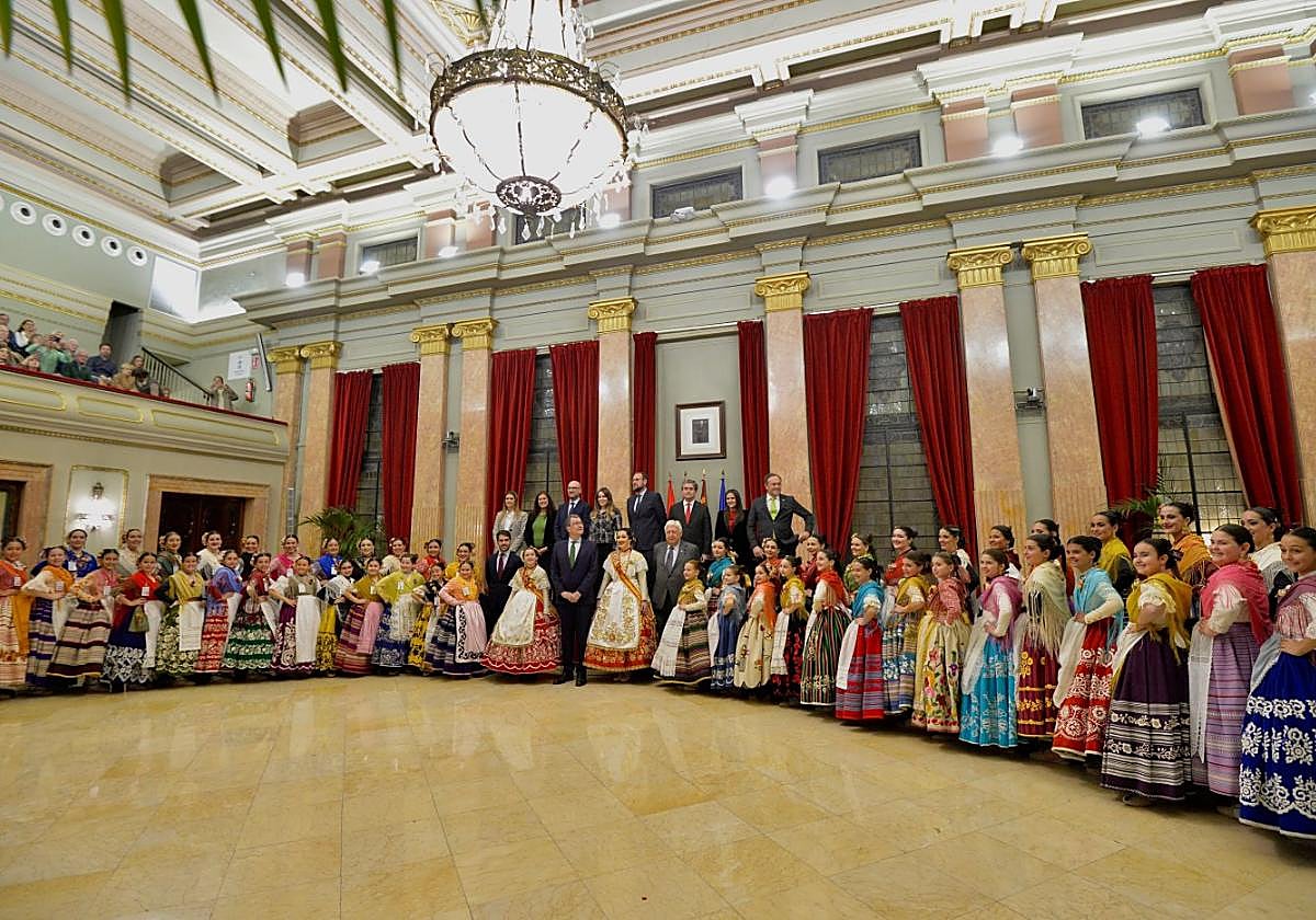 Las 52 candidatas a Reina de la Huerta, ayer, con las vigentes y autoridades, en el Ayuntamiento.