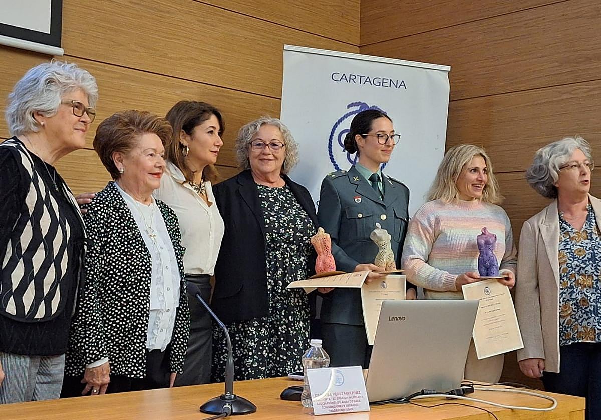 Premiadas y socias, junto a Cristina Mora y Juana Pérez.
