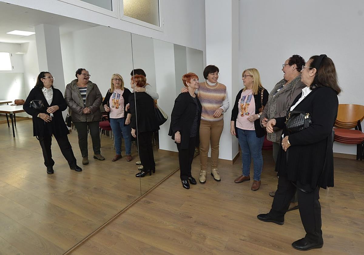 Varias integrantes de la asociación en el nuevo centro.