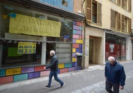 Dos de las tiendas que han cerrado en la calle Sociedad de Murcia.