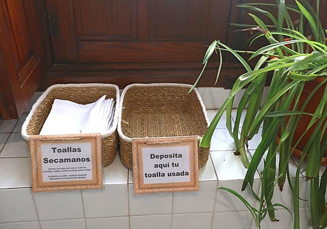 Detalle de las toallas de baño recicladas a partir de manteles y servilletas en desuso.