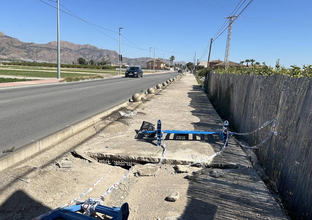 Imagen secundaria 1 - Otro socavón y grietas en el cimbrado de la acequia, entre el cruce de El Raal y el límite con Orihuela.