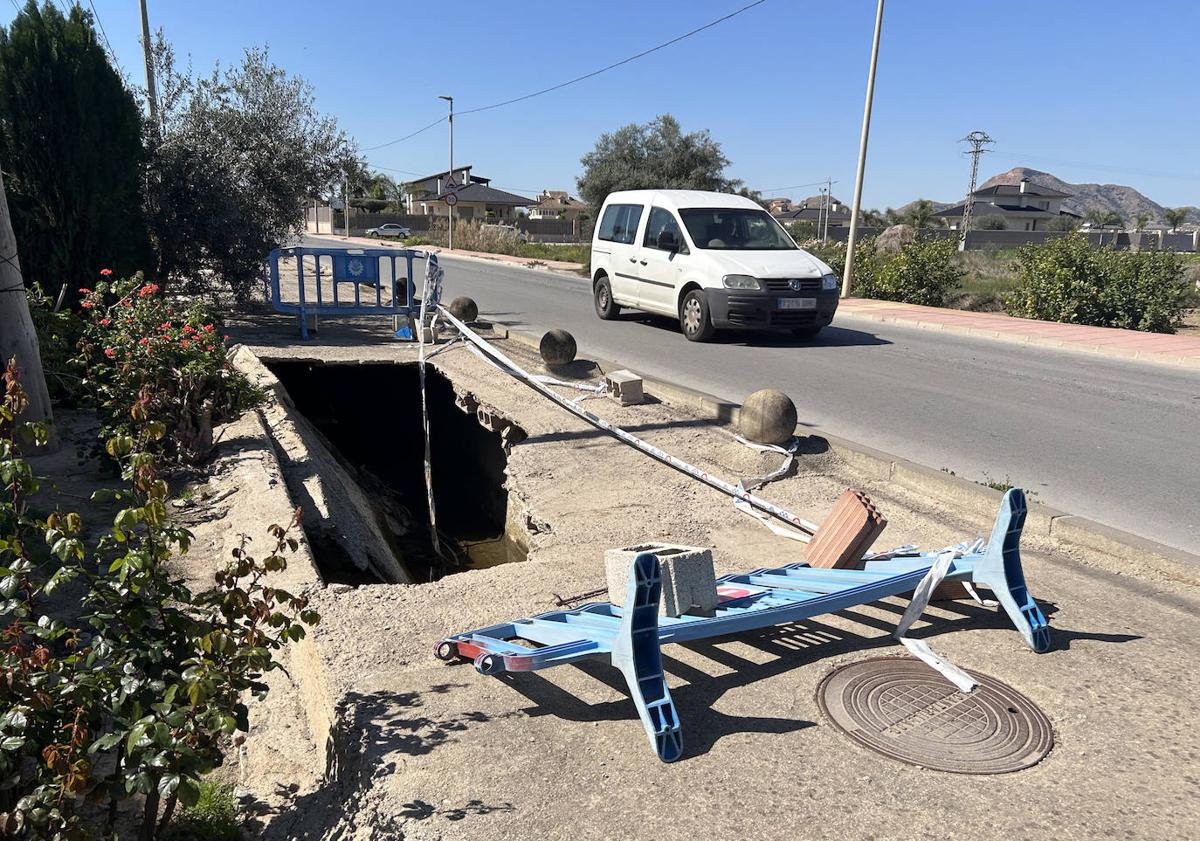 Imagen principal - Otro socavón y grietas en el cimbrado de la acequia, entre el cruce de El Raal y el límite con Orihuela.