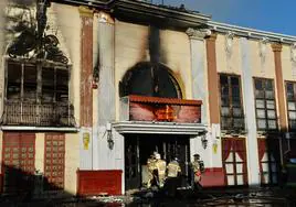 Bomberos trabajan en el interior de la discoteca Teatre tras el incendio, en una imagen de archivo.