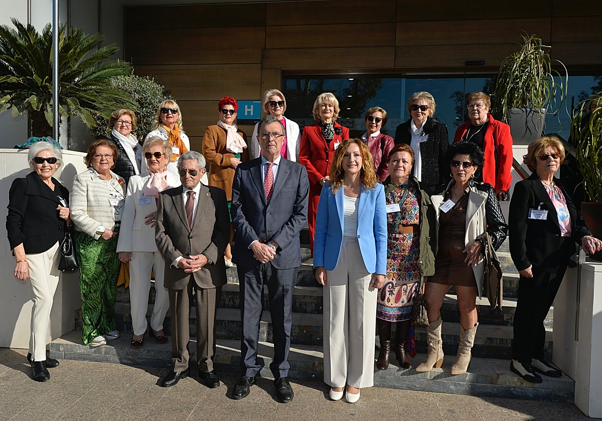Las candidatas posan junto al alcalde y a la concejala de Mayores.