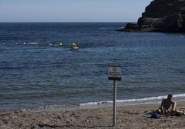 Bañistas en Cala Reona, frente al emisario roto, en abril de 2023.