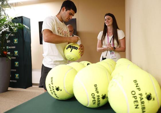 Carlos Alcaraz firma autógrafos, en el 'media day' de Indian Wells.