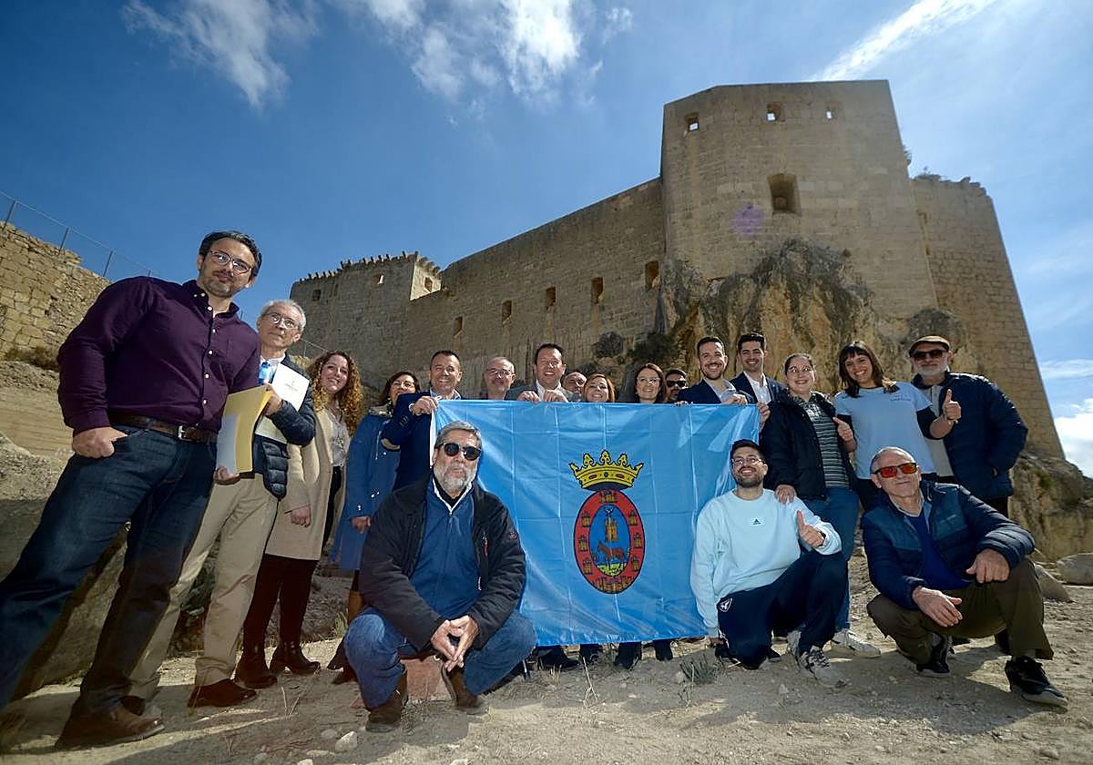 Autoridades y miembros de la Plataforma Ciudadana Mula por su Castillo, bajo el monumento.