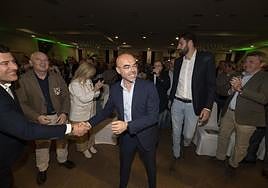 El portavoz europeo de Vox, Jorge Buxadé, junto al líder en Murcia, José Ángel Antelo, este jueves en Torre Pacheco.