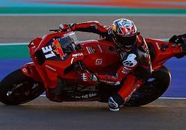 Pedro Acosta rueda en los últimos test oficiales de MotoGP en Catar.