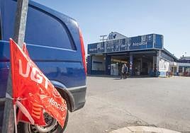 Banderas de las protestas seguían ayer en la ITV de San Bartolomé.
