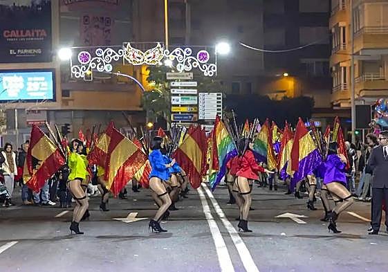Los adultos de la comparsa 'Osadía', durante el pasado desfile concurso del Carnaval de Torrevieja.