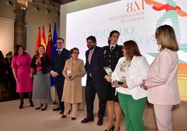 Con el galardón 8M Antonio González (Fundación Séneca), Mª Rocío Álvarez, Paloma Cascales y Ana Isabel Martínez, junto a López Miras.