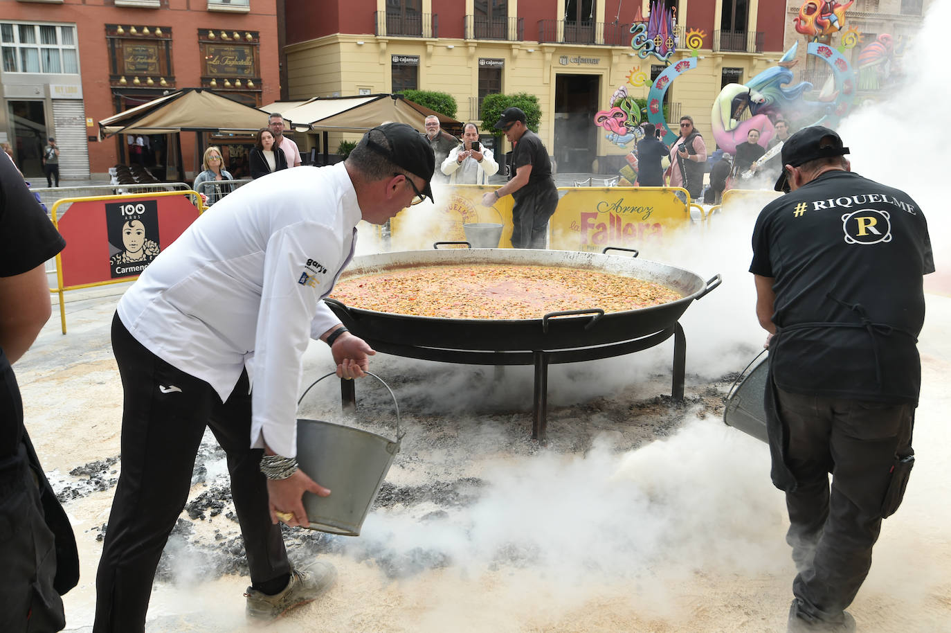 Degustación de una paella gigante en la plaza Julián Romea de Murcia, en imágenes