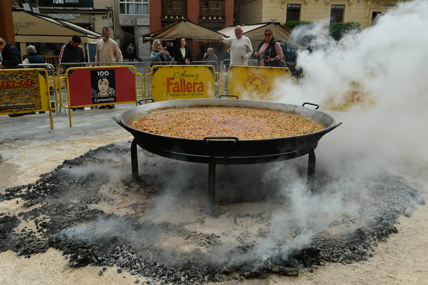 Degustación de una paella gigante en la plaza Julián Romea de Murcia, en imágenes