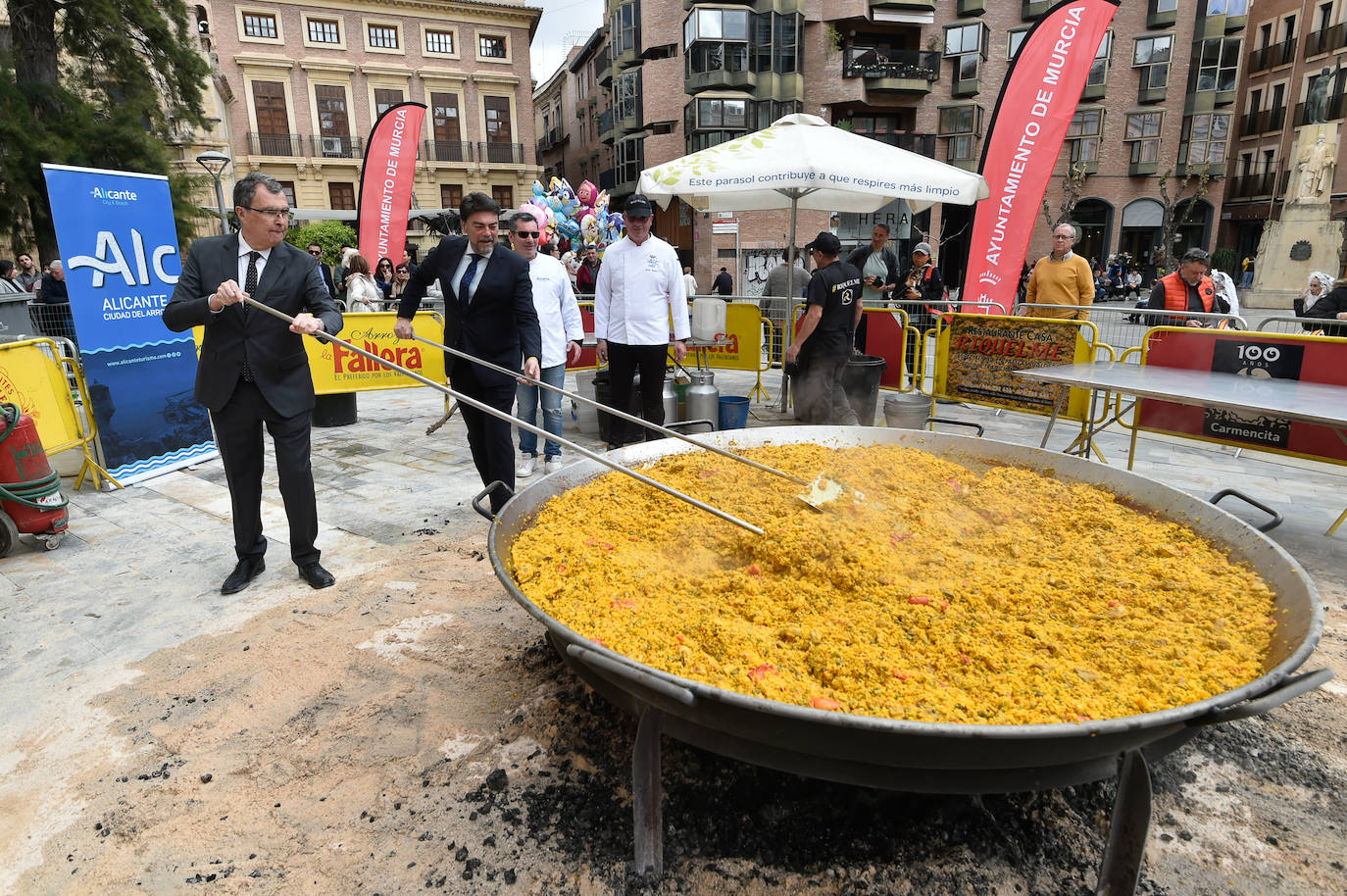 Degustación de una paella gigante en la plaza Julián Romea de Murcia, en imágenes