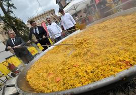 Degustación de una paella gigante en la plaza Julián Romea de Murcia, en imágenes