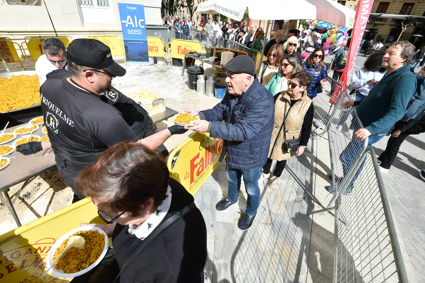 Degustación de una paella gigante en la plaza Julián Romea de Murcia, en imágenes