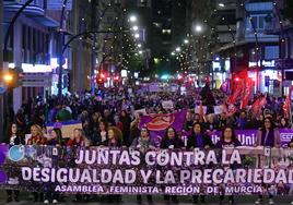 La Gran Vía de Murcia, repleta de manifestantes durante la marcha del 8M, este viernes por la noche.