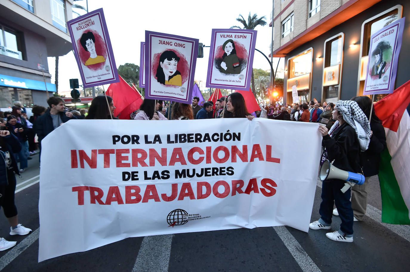 La manifestación del 8M en Murcia, en imágenes