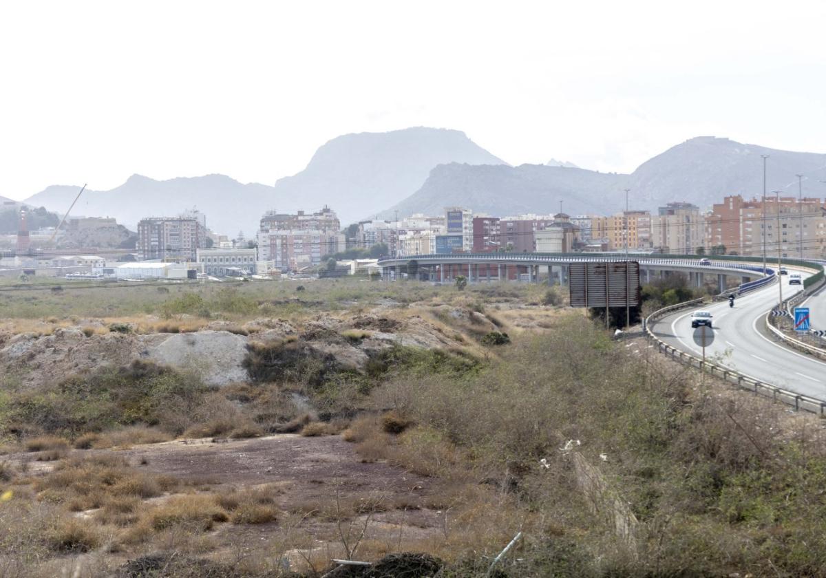 Terrenos del Hondón, donde estuvo hasta su cierre en 2001 la antigua factoría de Potasas y Derivados, con Cartagena de fondo.