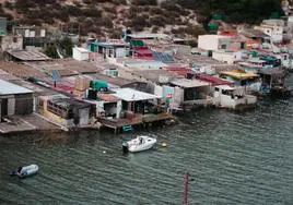 Fotografía panorámica del poblado en la costa de Cartagena sobre el que ya pesa una orden de derribo de una casa.