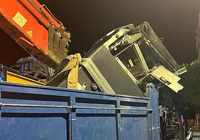 El camión pluma cargado con el cajero.