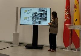 Rebeca Pérez explica la obra en la muralla de La Glorieta.
