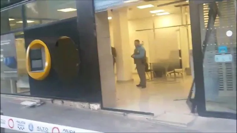 Roban un cajero de una sucursal bancaria de Beniaján