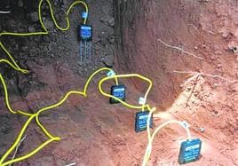 Sensores TDR de humedad del suelo instalados en una parcela demostrativa para la gestión de riego.