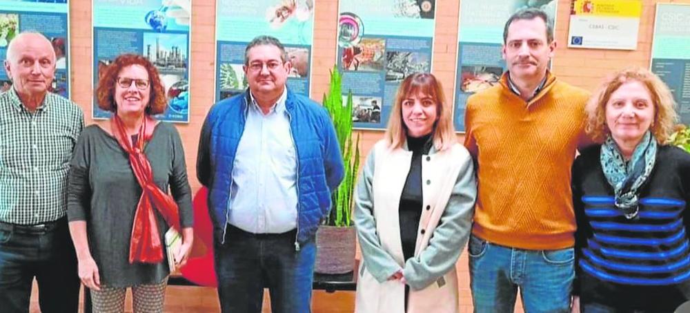 El gerente de cítricos Ecológicos Loyla, José A. Segado (tercero por la izquierda), con miembros del equipo Citrimad: Juan Vera, Carmen Ruiz, Rosario Conesa, Wenceslao Conejero y Mª Jesús Sánchez Blanco.