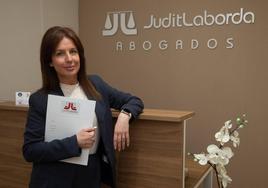 Judit Laborda, todo corazón en la abogacía, bodas y radio