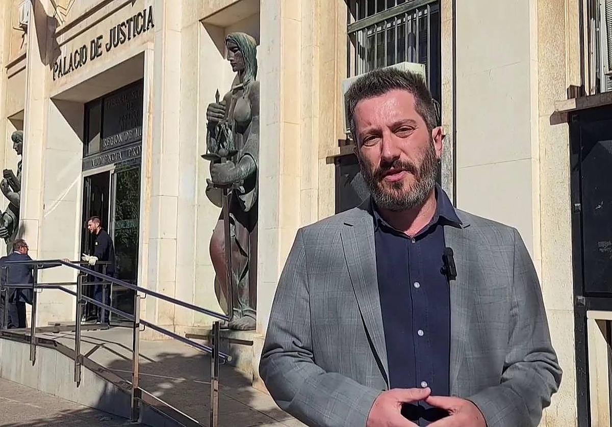 Víctor Egío, este viernes, a las puertas del Palacio de Justicia de Murcia.