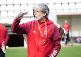 Pablo Alfaro, en el entrenamiento grana en el estadio.