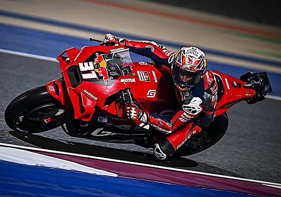 Pedro Acosta encima de su moto, en una imagen de archivo.