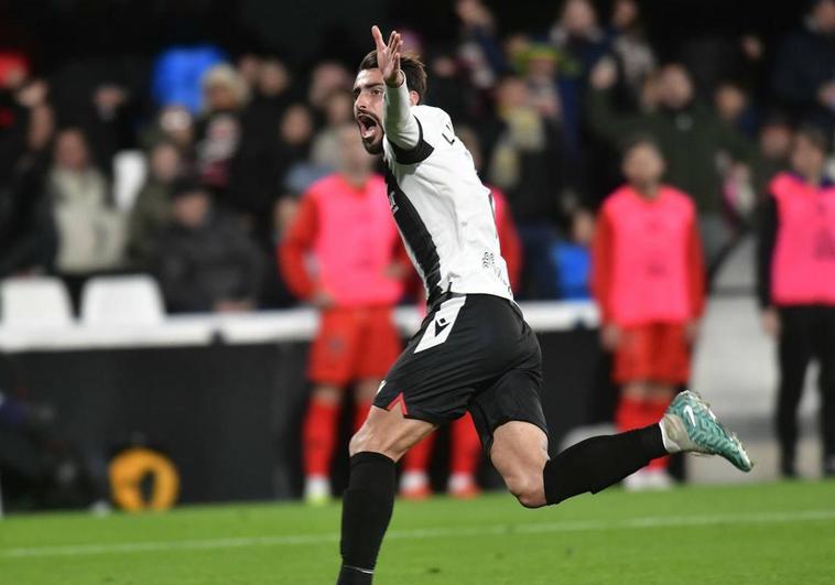 Luis Muñoz celebra el tanto de la victoria frente al Racing Ferrol.