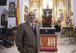 El hermano mayor del Socorro, Javier Pavía, en la iglesia de Santo Domingo, con su titular al fondo.